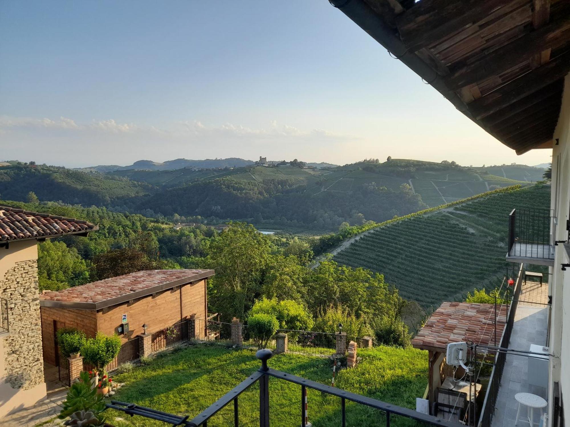 Madama Langa Country House Con Piscina Nelle Vigne Montelupo Albese Exterior photo